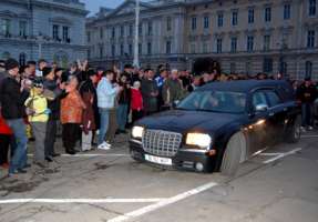 Cortegiul funerar s-a oprit cateva minute si in fata Palatului Administrativ din Arad