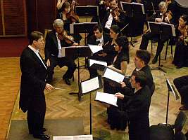 Dirijorul Christian Schulz impreuna cu orchestra Filarmonicii