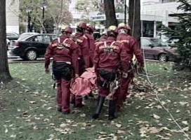 Echipa de salvatori a făcut o demonstraţie de coborâre a unei victime pe o tiroliană între arborii din faţa hotelului Continental