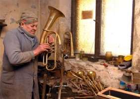 Gheorghe Suma repara de peste 40 de ani instrumente muzicale