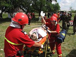 În cadrul exerciţiului, accidentaţii au fost triaţi şi transportaţi în cortul special amenajat pentru ingrijiri medicale