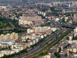În municipiul Arad, infrastructura de transport şi cea edilitară a fost reabilitată şi modernizată, dar nu au fost realizate investiţii majore în infrastructura socială şi pentru protejarea mediului