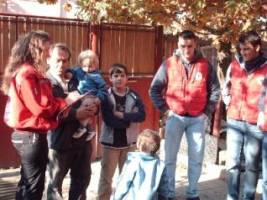 În preajma sărbătorilor de iarnă, fi­liala arădeană de Cruce Roşie a organizat o serie de acţiuni umanitare