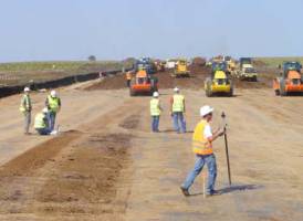 Mai mult de 75 la sută din traseul autostrazii este decopertat şi umplut cu pământ