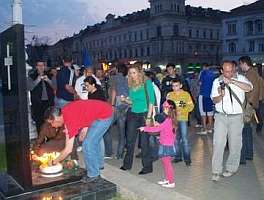 Participantii la manifestarea din fata Primariei au depus si cate o lumanare la troita ridicata in memoria eroilor Revolutiei din '89