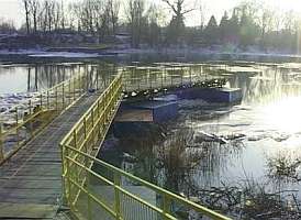 Podul de pontoane din zona Salii Polivalente a fost rupt de ape