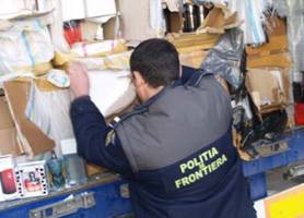 Poliţia de frontieră a descoperit în două TIR-uri peste 37 tone de parfumuri contrafăcute