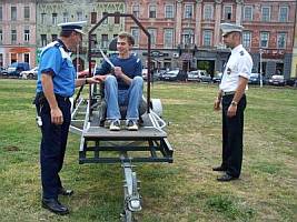 Politistii aradeni, alaturi de colegii lor maghiari, au invitat trecatorii sa testeze un simulator de accidente