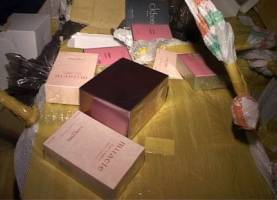 Politiştii de frontieră arădeni au descoperit într-un automarfar peste 19 tone de parfumuri posibil contrafăcute