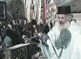 Preotul comunei Almas, Ioan Dascau sfiintind apa in fantana Iordanului