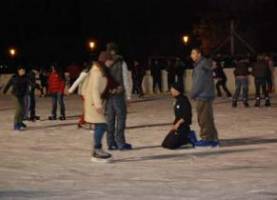 Primăria nu deschide încă patinoarul artificial din Subcetate din cauza vremii