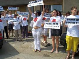 Protestatarii consideră paşapoartele biometrice un atentat la libertatea personală