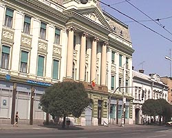 Raportul BNR prezintă cumulat valoarea creditelor luate de populaţie şi de către firme