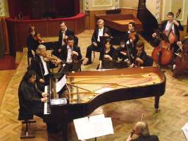 Sorin Dogariu impreuna cu ceilalti membrii ai orchestrei Filarmonicii au sustinut un prim concert dedicat Anului Haydn
