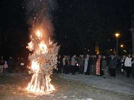 Traditionalul foc de Craciun a fost aprins anul acesta in curtea bisericii sarbesti din Gai