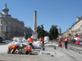 Traficul în faţa Palatului Administrativ, pe sensul Podgoria-Teatru, se desfăşoară pe două benzi