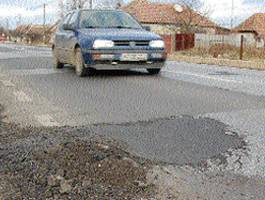 Zeci de şoferi au reclamat, în ultimele zile, autorităţilor din Arad existenţa a numeroase gropi în asfalt pe DN 79 Arad-Oradea