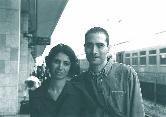 Fiul lui Doru, Stefan, cu sotia sa, sosind la Arad de la Milano