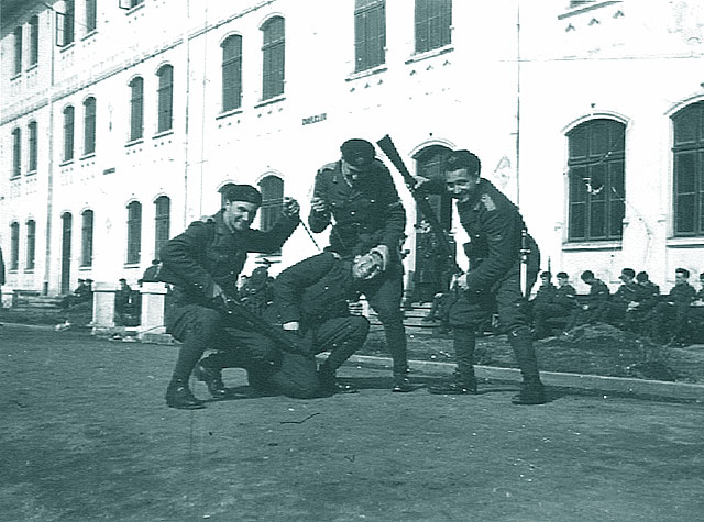 Curatitul armamentului - prilej de distractie