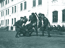 Curatatul armamentului - prilej de distractie