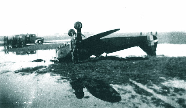 Aprilie 1941, Aerodromul Otopeni inundat; un avion IAR-27 capotat in noroi (pilot lt. Nicolae - Niki Ciuntu)