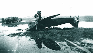 Aprilie 1941, Aerodromul Otopeni inundat; un avion IAR-27 capotat in noroi (pilot lt. Nicolae - Niki Ciuntu)