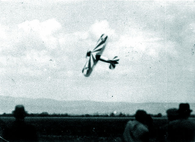 Ghimbav 1942, facand acrobatie cu avionul "AVIA"