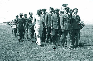 1934 iulie, intoarcerea de la "punct", seria vanatoare - Comanici in combinezon alb, in stanga