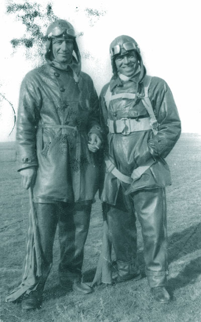 In dreapta Gheorghe Comanici, in stanga nu cunoastem (rugam eventualii cunoscatori sa comunice identitatea)