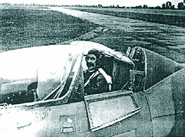 Bernard Lynch in cabina din spate a avionului Meteor III inainte de prima catapultare