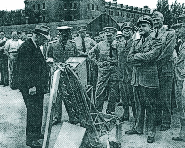Sir James Martin si ofiteri din US Navy studiind un scaun de catapultare Martin-Baker la baza US Navy Yard