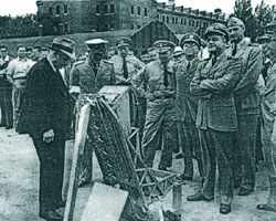 Sir James Martin si ofiteri din US Navy studiind un scaun de catapultare Martin-Baker la baza US Navy Yard