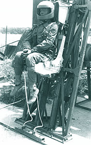 Manechinul "Vasilica" in scaunul de catapultare romanesc