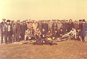 Echipa de testare impreuna cu pilotii de incercare Ionescu Mihai si Tamas Gh., dupa prima catapultare din avion pe aerodromul Craiova. In prim plan manechinul "Vasilica"