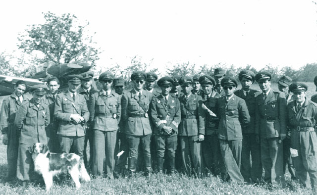 Grupul "6 Stukas" (bombardament picaj), la mijlocul sirului din fata cdt.ul grupului cpt. av. Florin Suceveanu