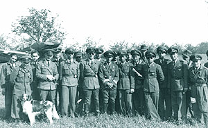 Grupul "6 Stukas" (bombardament picaj), la mijlocul sirului din fata cdt.ul grupului cpt. av. Florin Suceveanu