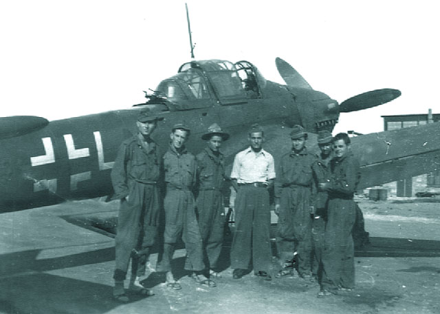 ... si pe front in fata avionului Ju-87 "Stuka" (la mijloc, cel in camasa)