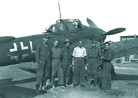 ... si pe front in fata avionului Ju-87 "Stuka" (la mijloc, cel in camasa)