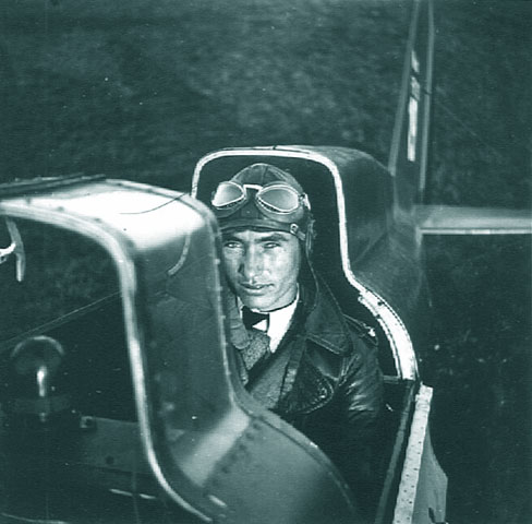 Ghimbav 1941, slt. av. Costica ("Costicla") Dragomir in carlinga avionului Nardi