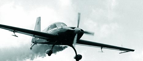 Avionul EXTRA 300 in zbor demonstrativ acrobatic pilot Daniel Stefanescu