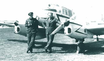In fata splendidei "bijuterii aeriene", bimotorul usor AERO-45, cei doi CONSTANTIN... (Stg.) STEFANESCU, (dr.) MANOLACHE