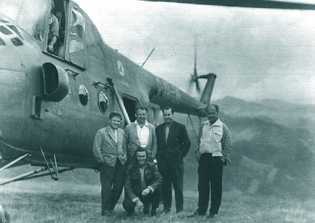 Undeva in munti (de la stg. la dr.): mec. Botica, insp. C, Manolache, col. av. P. Agheichi, copilot Corgat, pilot cdt. Stefanescu