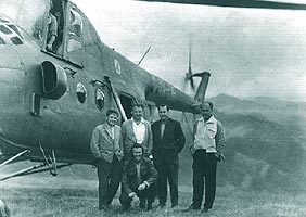 Undeva in munti (de la stg. la dr.): mec. Botica, insp. C, Manolache, col. av. P. Agheichi, copilot Corgat, pilot cdt. Stefanescu