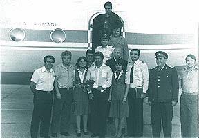 Felicitat la scara avionului, la intoarcere din ultima cursa; buchetul de flori si statului de pensionar!