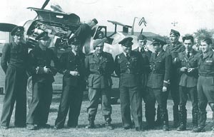 Componenti ai Grupului "9 V.toare" in fata unui Me-109.G6; al 2-lea din dr. spre stg. Lt. av. I. Dobran, al 6-lea Cpt. av. Al. Serbanescu - Cdt.ul Grupului