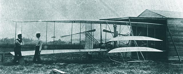 Cei doi frati, avionul si hangarul care il adapostea pe Kitty Hawk