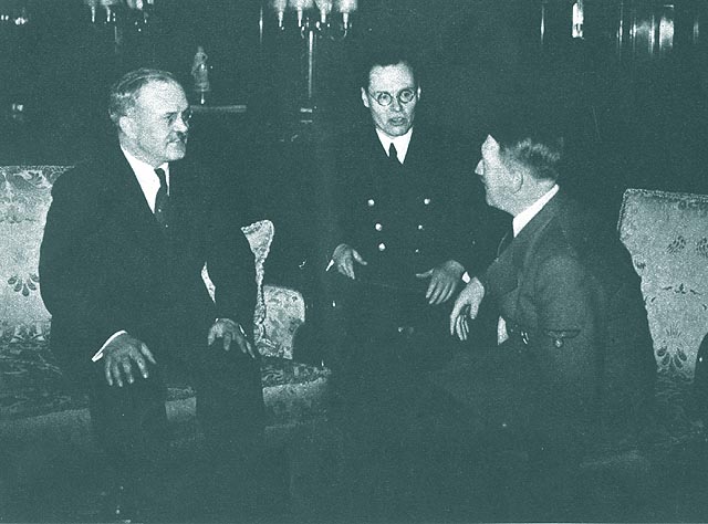 Herr Volkskommissar V. M. Molotov, discutand "discutii" in tocmai noua si orgolioasa Reichkanzlei