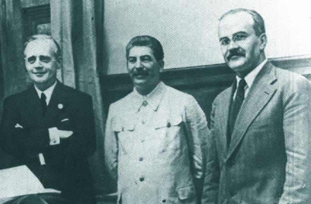 Troica hotilor de pamanturi care nu le apartin: (de la st. la dr.) Ribbentrop, Stalin, Molotov