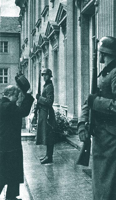 Iata-l pe dl. Molotov, la Berlin, cum isi "foarte" scoate palaria trecand prin fata "Schlos Bellevue", ce era Gastehaus der Reichsregierung (in Berlin); inaltul si puternicul oaspete saluta anonimele garzi