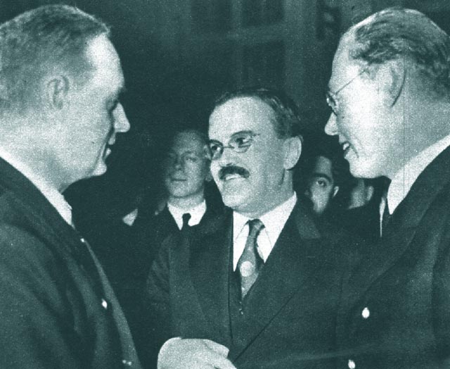 Iata-l acum, intr-unul din saloanele hotelului Kaiserhof, pe acest "Volkskommissar" intretinandu-se cu von Ribbentrop - "Reichminister des Auswartigen"; ce "dulce" zambet sub arhicunoscuta-i mustata.